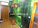 Abstraktní tapeta na zdi v předsíni
