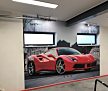fototapeta nalepená na stene v garáži červené ferrari