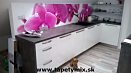 V moderní kuchyni byla použitá tapeta na míru Orchidej