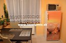 Našej zákazníčke sa výborne podarila renovácia chladničky použitím samolepiacej tapety na mieru